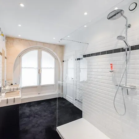 Chapeau Rouge Centre Apartment